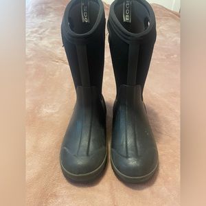 Used like new BOGS Youth winter boots, Size 4Y.